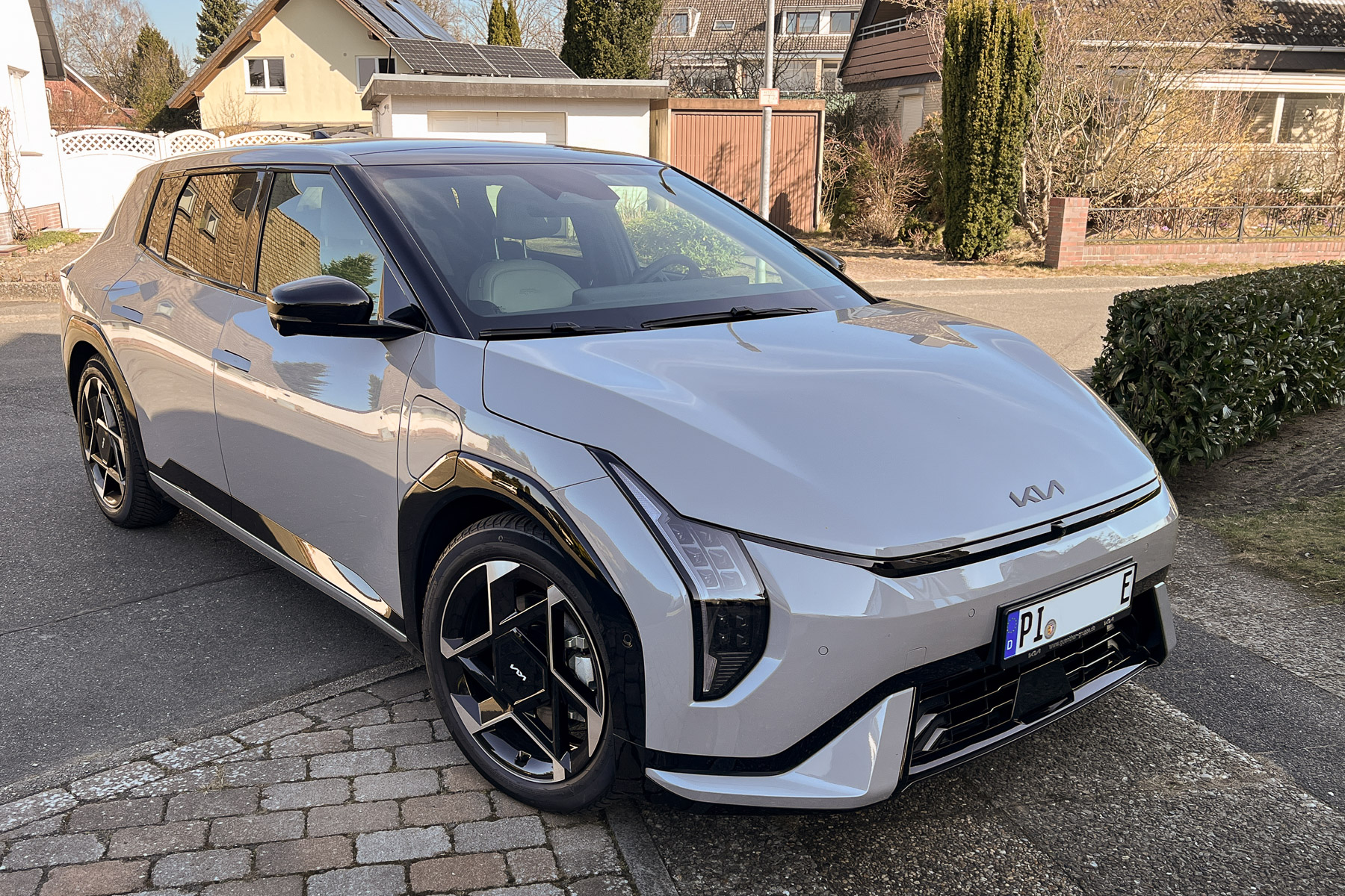 Wolfgrau GT-Line mit schwarzem Logo